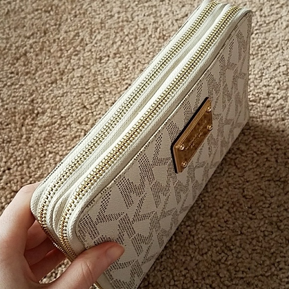 Large Michael Kors clutch/wallet - Picture 3 of 7
